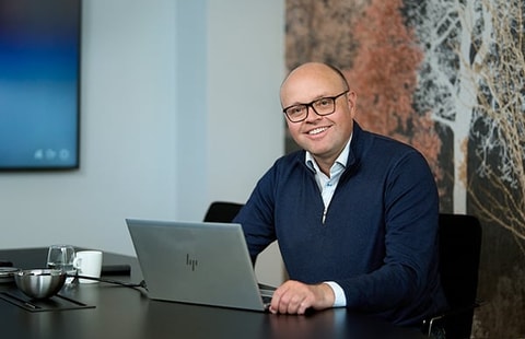 Espen jobber på  Oslo-kontoret til BN Bank, illustrasjon til artikkel På lag med kundene