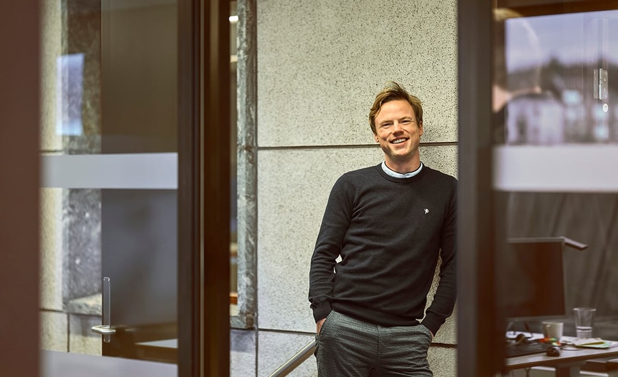 Mann i kontorlandskap, til illustrasjon for komme igang med BN Bank