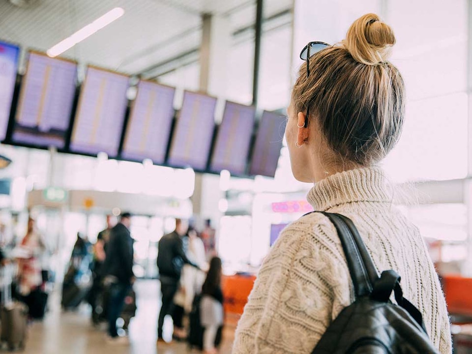 Jente på flyplass